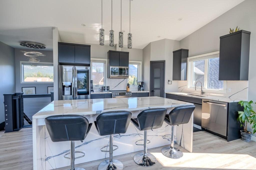 Mountain Crest Retreat - BBQ, Hot Tub, Theatre, Invermere