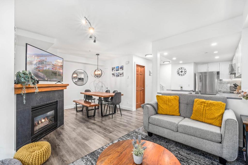 Amazing Village Location with PRIVATE Hot Tub, Whistler