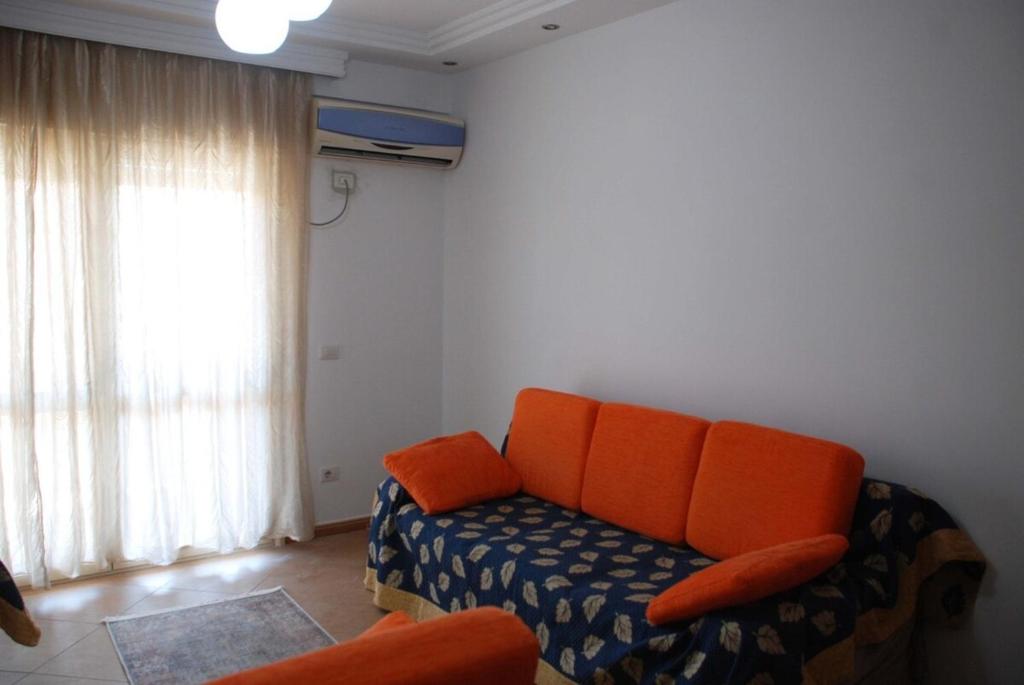 Lily apartment, Polisi i Vogël