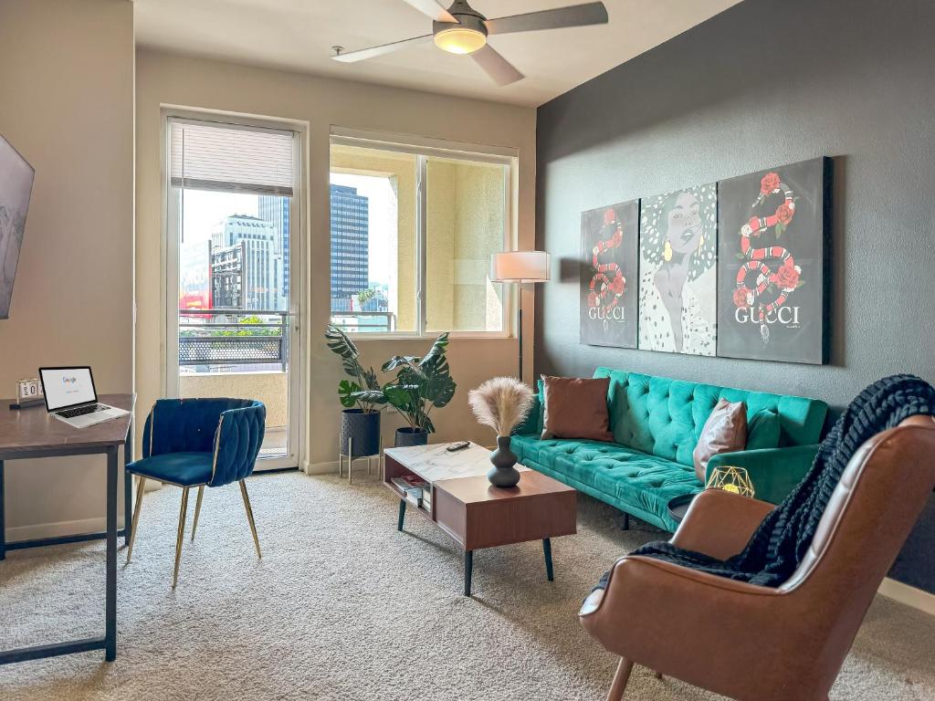 Stylish Mid-Wilshire Apt, Free Parking, Gucci Art, 10mins to Cedars, Los Angeles