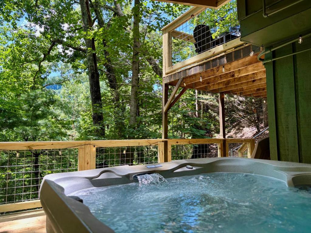 Mtn View, Foosball & Hot Tub-3 bedroom in GBurg!, Gatlinburg