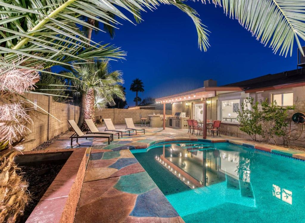 Fun Desert Getaway With Private Free Heated Pool!, Chandler