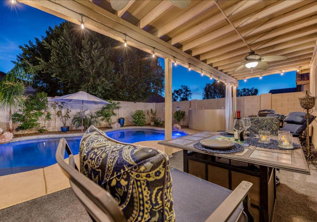 Sunny Free Heated Pool & Lush Backyard Home, Phoenix
