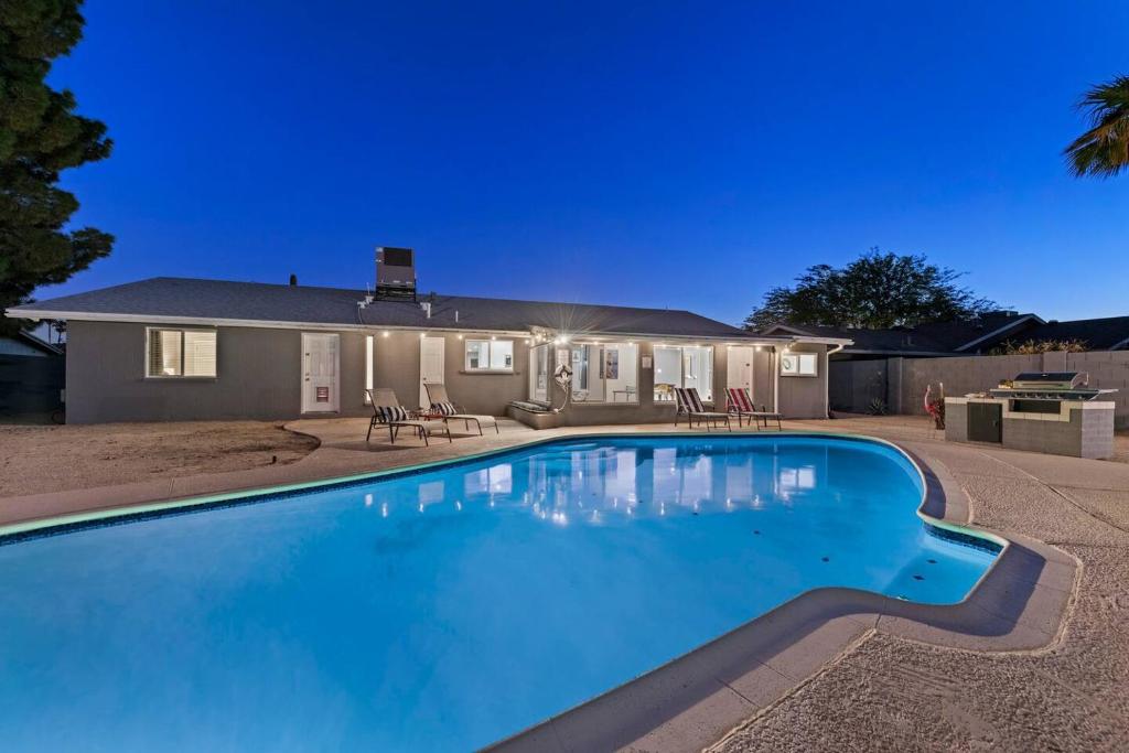 Amazing Home! With Free Large Private Heated Pool, Phoenix