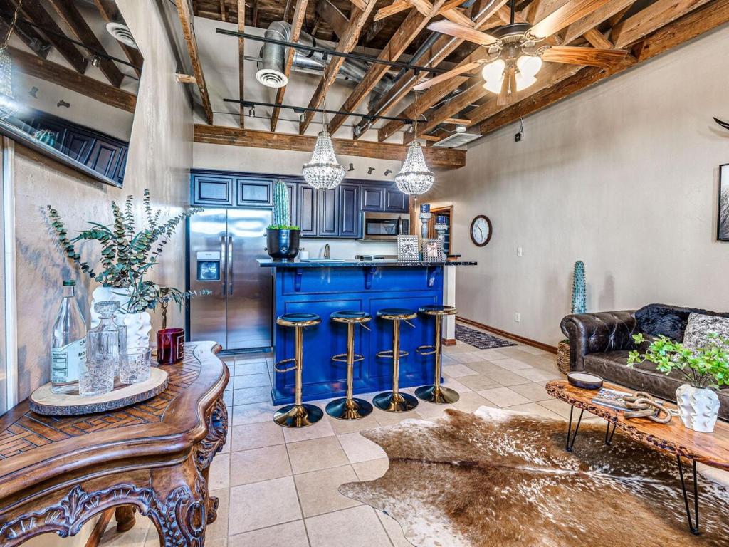 1BR Balcony Views And Cowboy Vibes, Oklahoma City