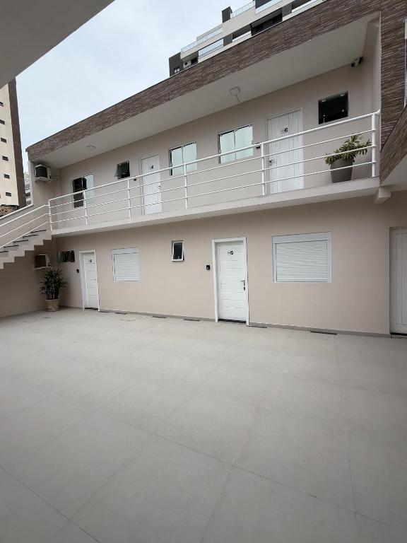 AP frente à praça bem localizado, São José