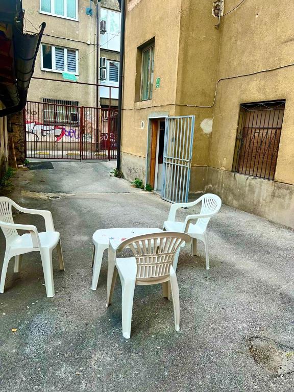 Small & Cute Downtown Apartment with parking - 3