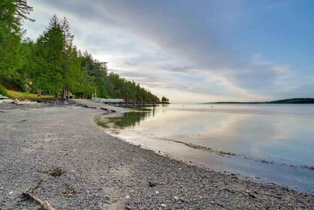 2 Blocks to Puget Sound Beach Lummi Island Home, Lummi Island