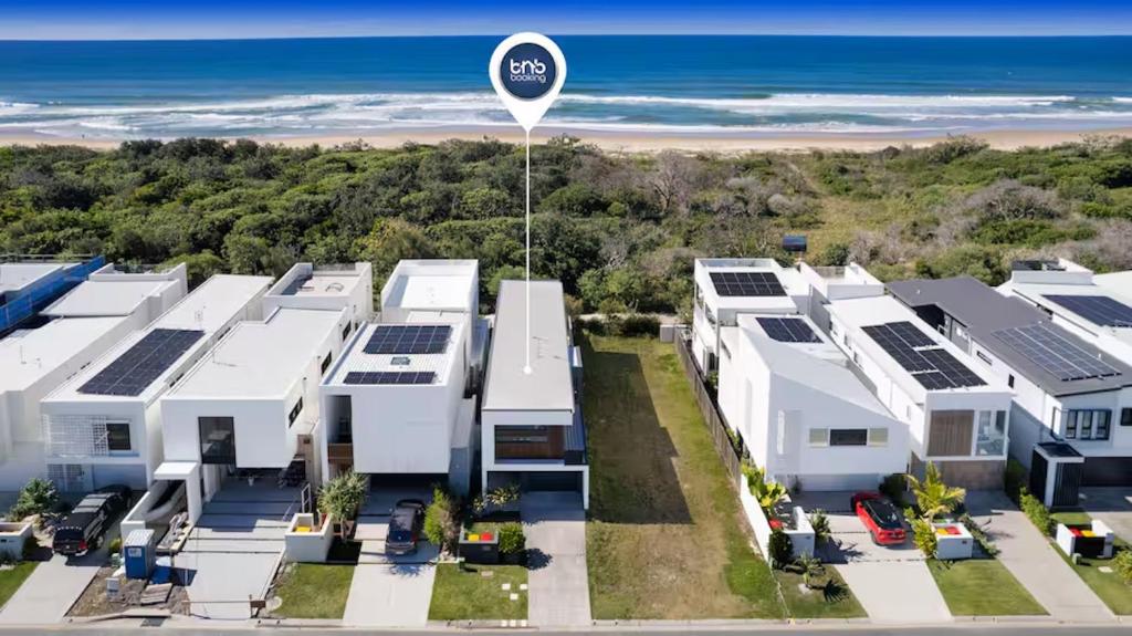 Absolute Beachfront Marcoola 4BR, Heated Spa, Marcoola