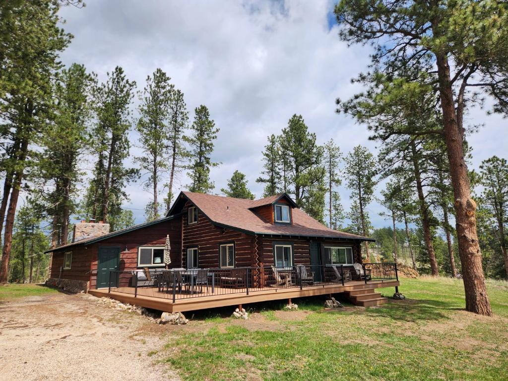 Newly updated! Pine Lodge, Cabin and bunkhouse, Custer