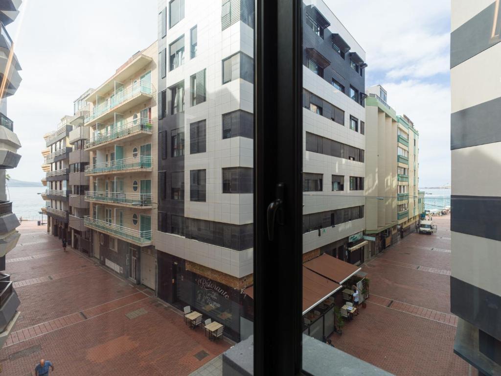 Apartment in Las Palmas by Playa de Las Canteras - 4