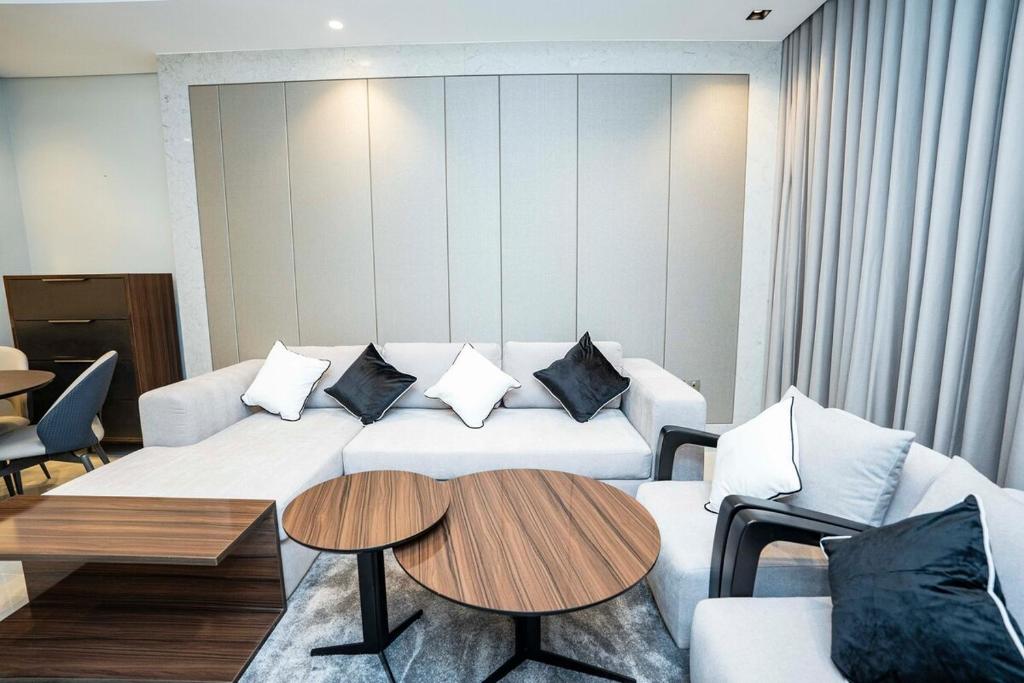 High-Rise Comfort 2BR in Nobles Tower in Dubai, Dubaj