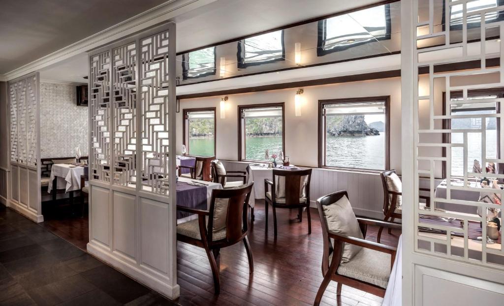 Restaurant, Heritage Line Violet Cruise - Ha Long Bay and Lan Ha Bay in Hạ Long