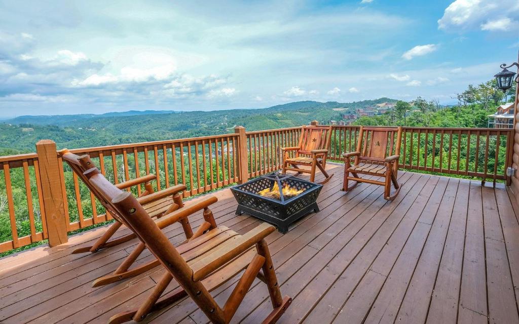 Eagles View 2.0 - Gorgeous Mountain Views, Hot Tub, Pool Table, + Games!, Gatlinburg