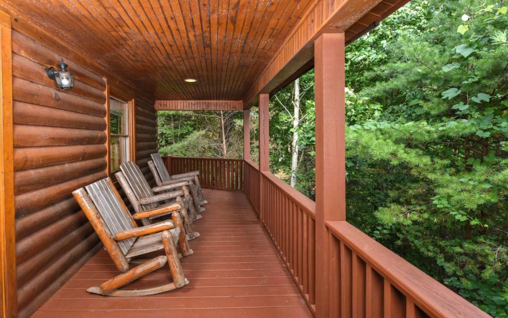 Think a Little Less - Outdoor Hot Tub, Pool Table, Arcade + Air Hockey!, Gatlinburg