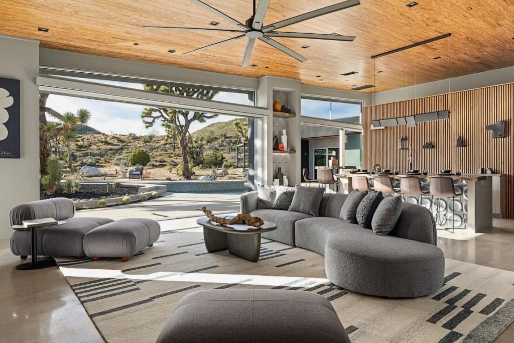 Dragonfly by Fieldtrip Luxe Oasis w Resort Pool, Yucca Valley