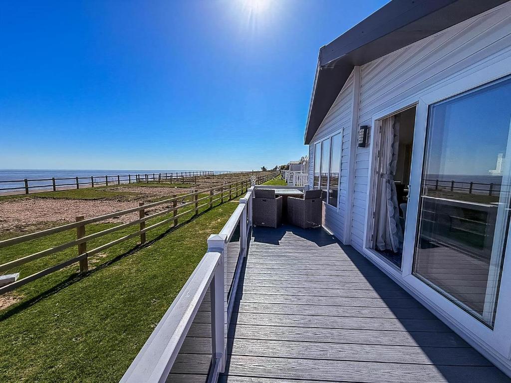 Stunning 6 Berth Lodge With Full Sea Views In Suffolk Ref 68007Cr, Lowestoft