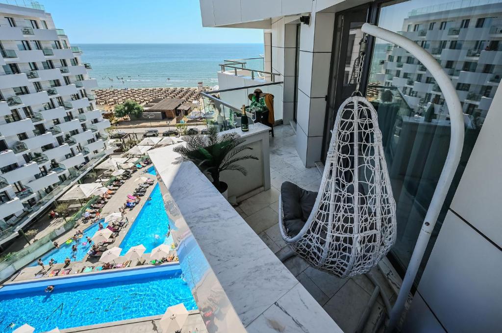 Raw Seaview Apartment in Infinity Pool&Spa-parking, Mamaia