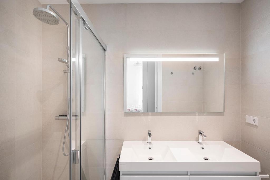 Espectacular con terraza, piscina & parking - 3