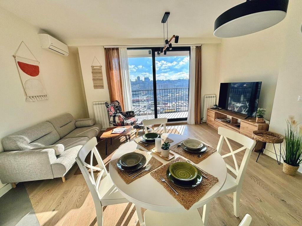 BW Metropolitan 2BR Cosy by Houserz - 1