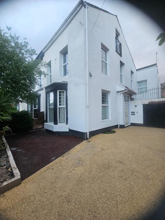 Chestnut Heritage,- Large & Cheerful 5 bedroom house with free parking, Liverpool