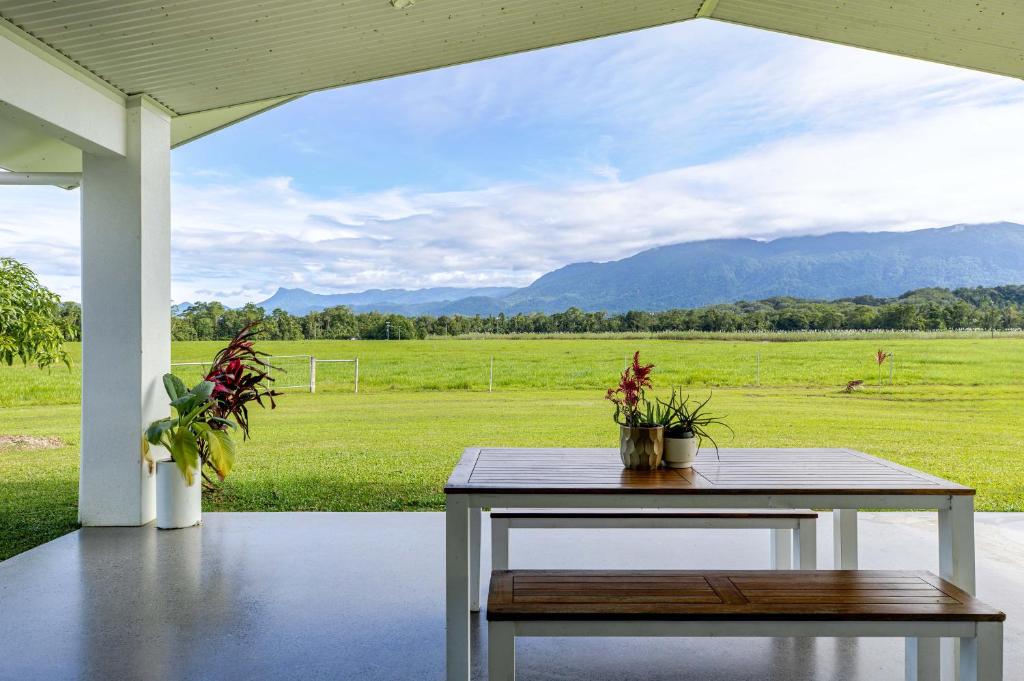 Tropical Mountain Views, Miallo