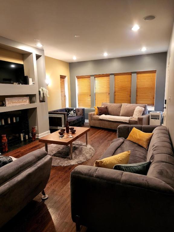 Gorgeous, Centrally Located, 420-Friendly Duplex with Jetted tub, Chicago