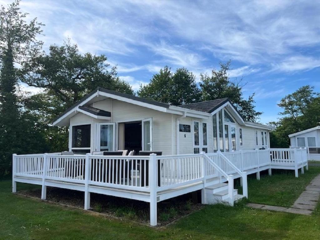 Beautiful Lodge At Manor Park In Norfolk Ref 23006Bu, Hunstanton