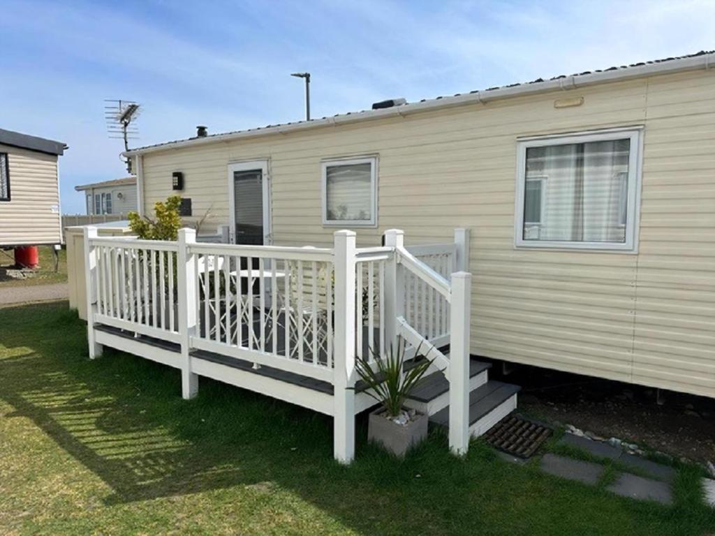 Cosy 6 Berth Caravan With Side Decking At Kessingland Beach, Suffolk Ref 90031Sv, Benacre