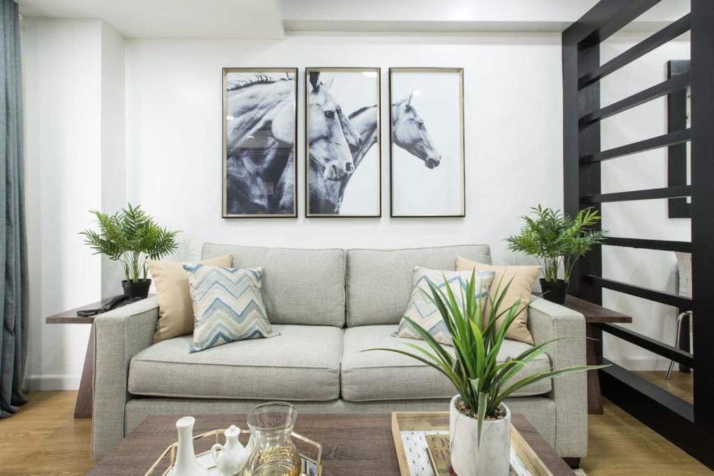 Julias Contemporary Apt Balcony and Golf View, Manila