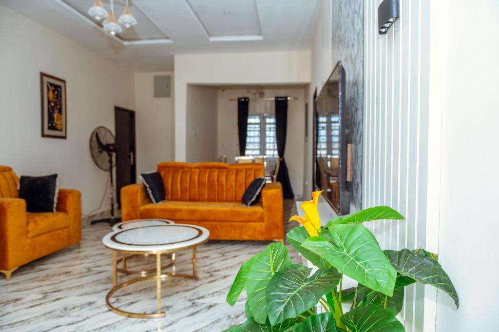 2025 Built 3BR Lavish Gated Apartment in Benin City's Etete GRA with WiFi, AC, Kitchen, Free Parking, 24hr Power and Security, Perfect for Business, Vacation or Family Travel!, Benin City