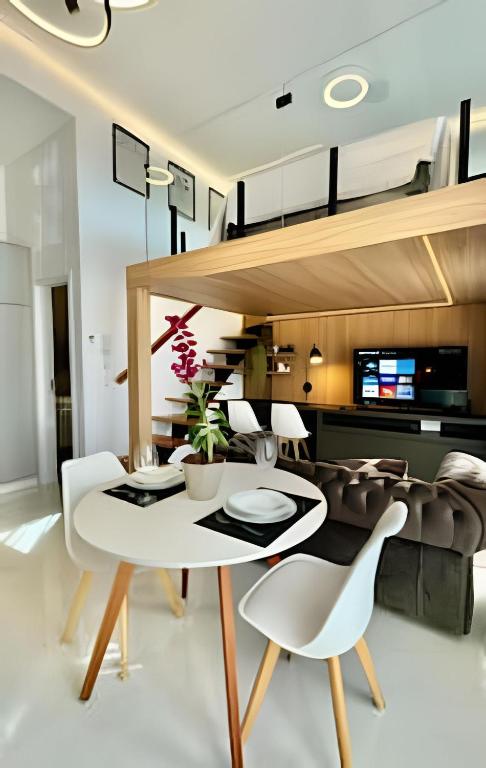 Luxuoso Loft com Garagem, Ar cond. Jacuzzi e Wifi, Curitiba