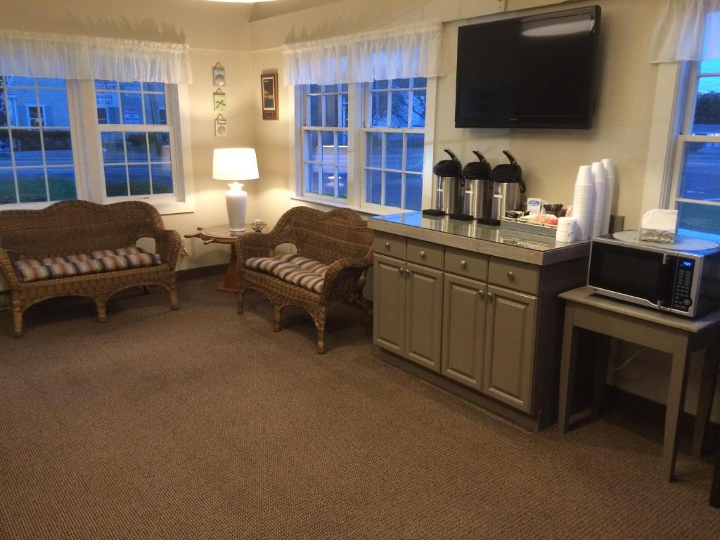 Holiday Hill Inn & Suites photo