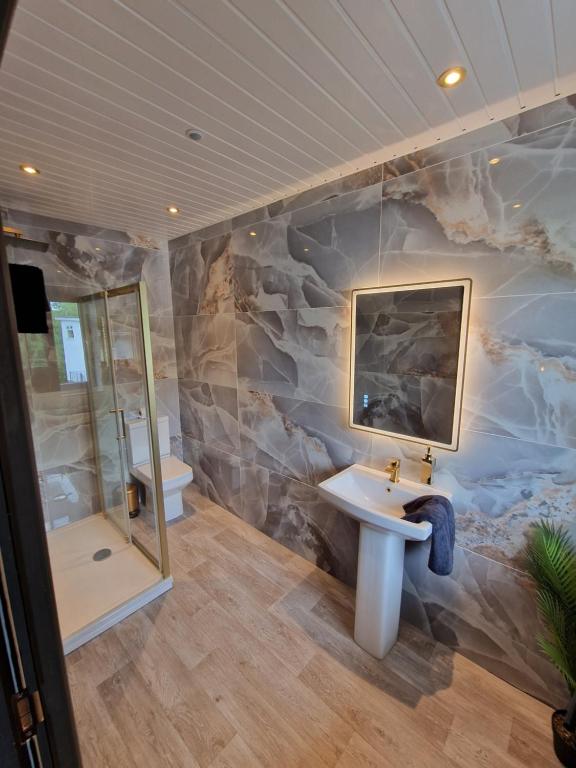 Penthouse Duplex Flat - Central Bowness photo 2