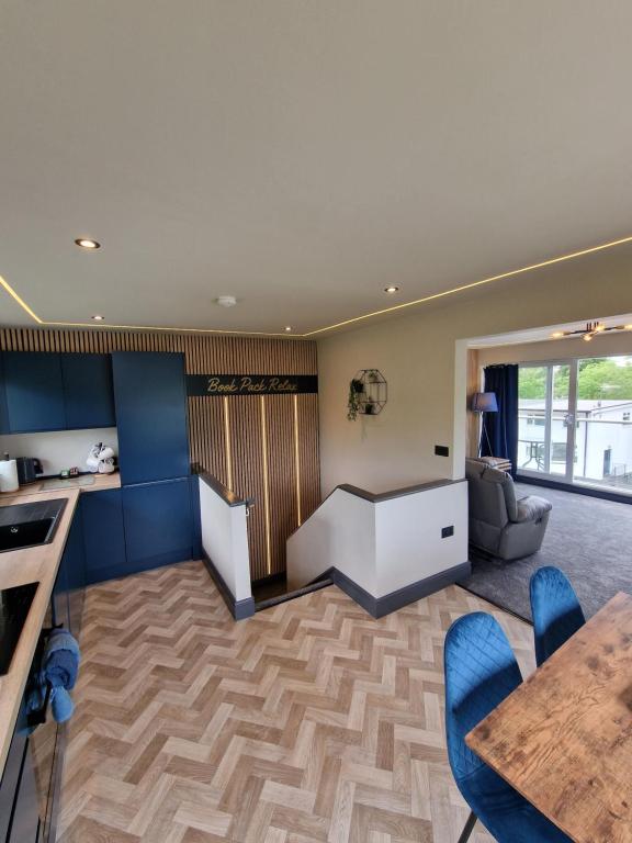 Penthouse Duplex Flat - Central Bowness photo 3
