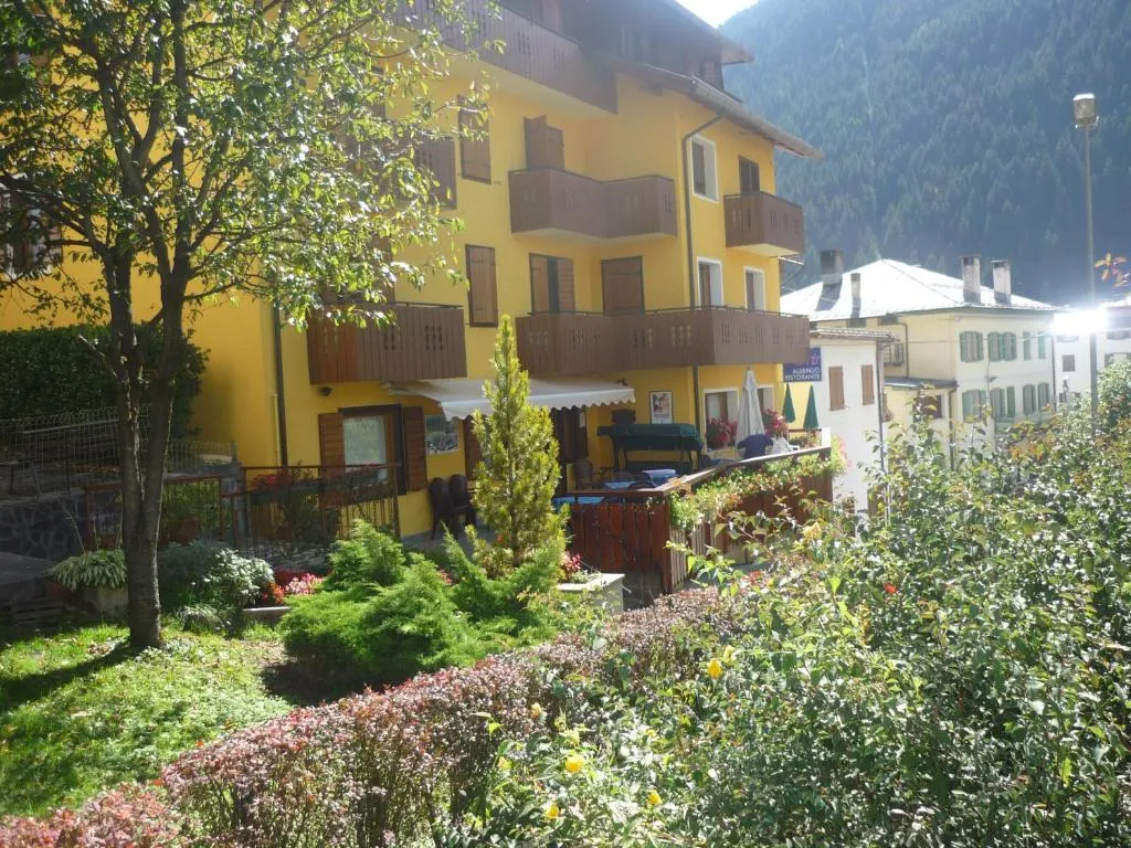Albergo Ristorante Iris, hotel in Auronzo di Cadore