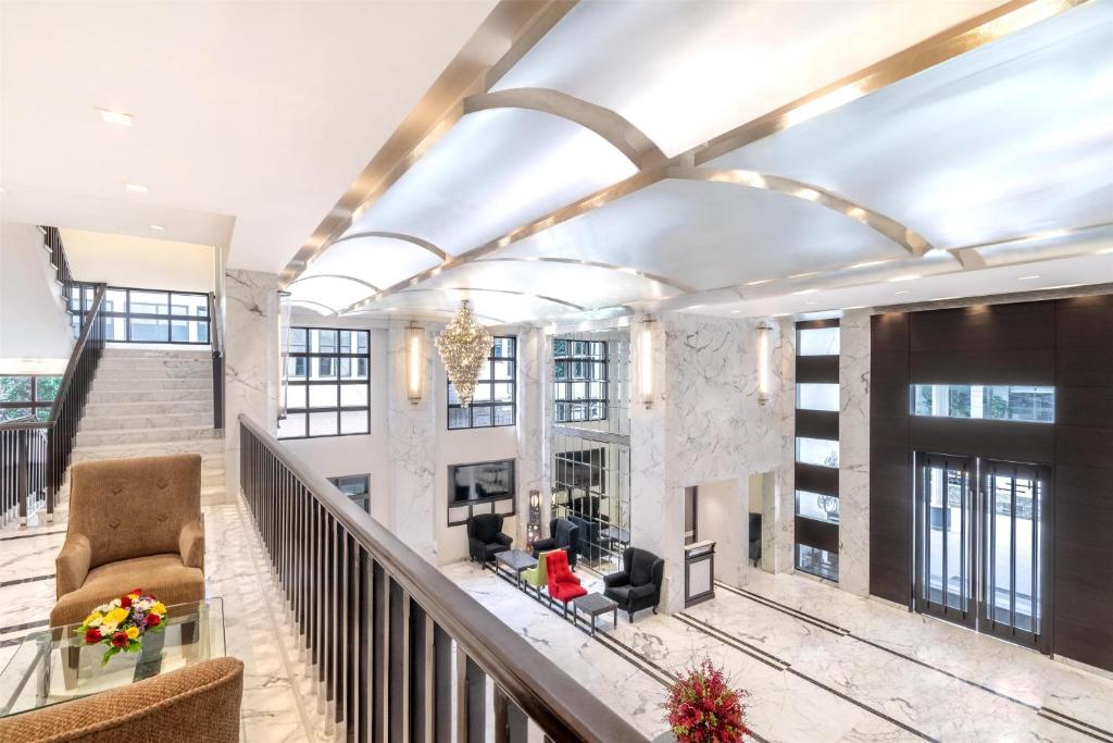 セント マークス ホテル ベンガルール ア メンバー オブ ラディソン インディビジュアルズ (St. Mark's Hotel Bengaluru, a member of Radisson Individuals) フロント・ロビー