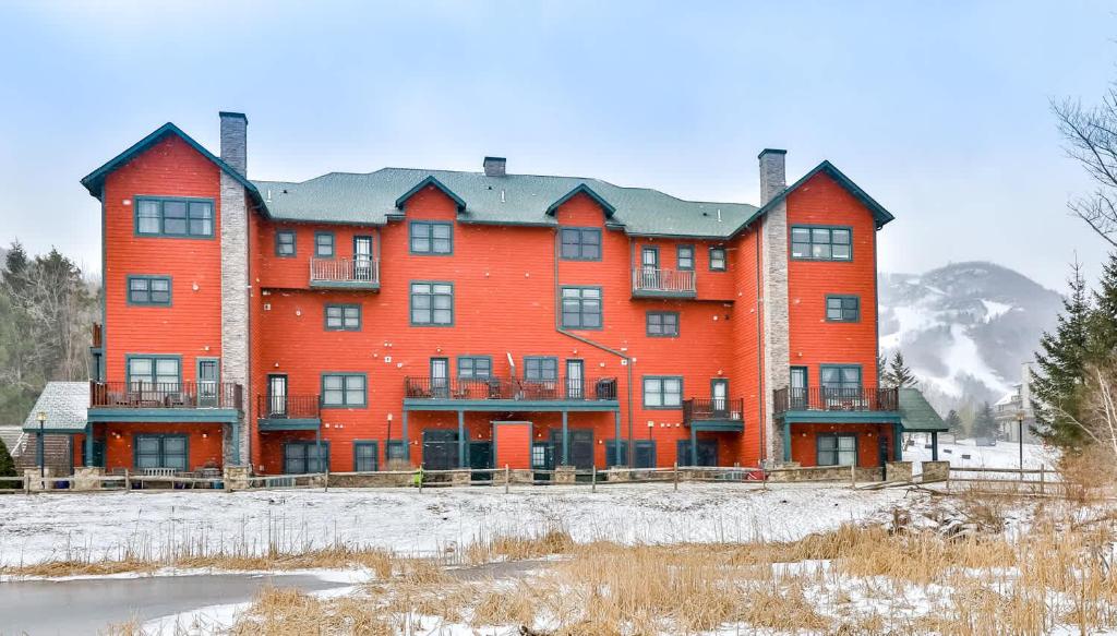 Trailside Escape 2BR Views Fireplace & Balcony, Hunter