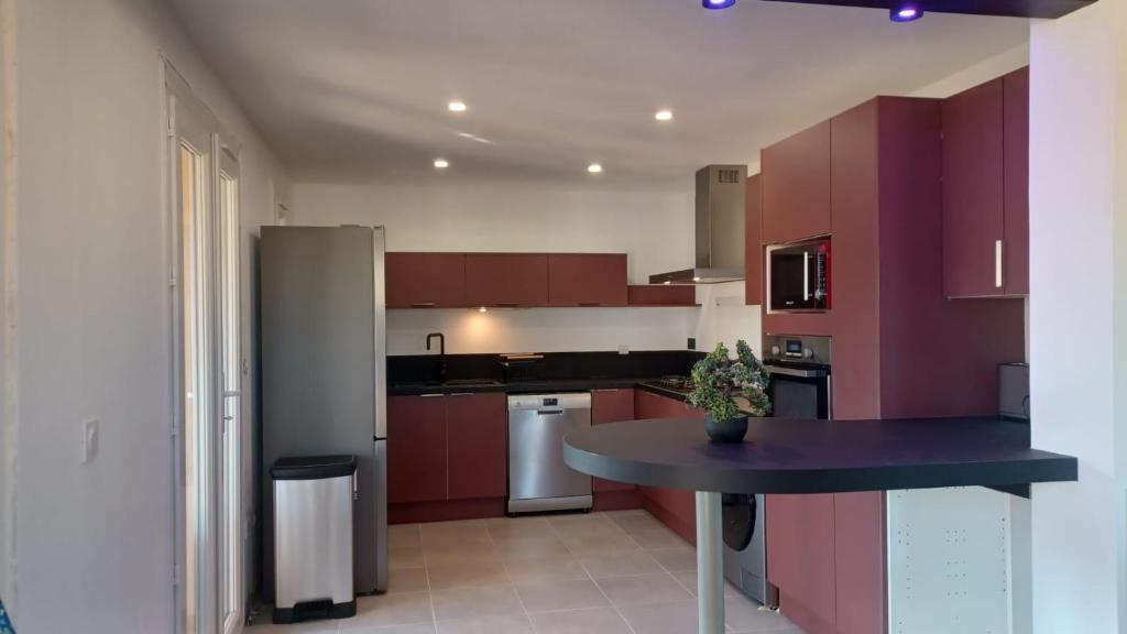 Proche Sanary et plage, grand appartement lumineux dans villa privée, 3 CH avec terrasse et jardin , climatisé SIX FOURS LES PLAGES 300m de la mer - 3