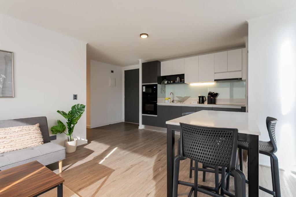 Modern 3BR Apartment in Providencian - Sleeps 6 - 1