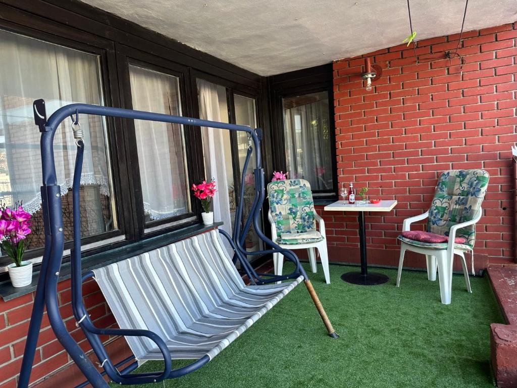 Brick Apartment & Free Parking - 2