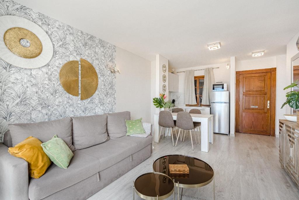Stylish design w ocean & pool view, King size bed, Wifi,2 Smart Tv, street parking, 2 pools access - 3