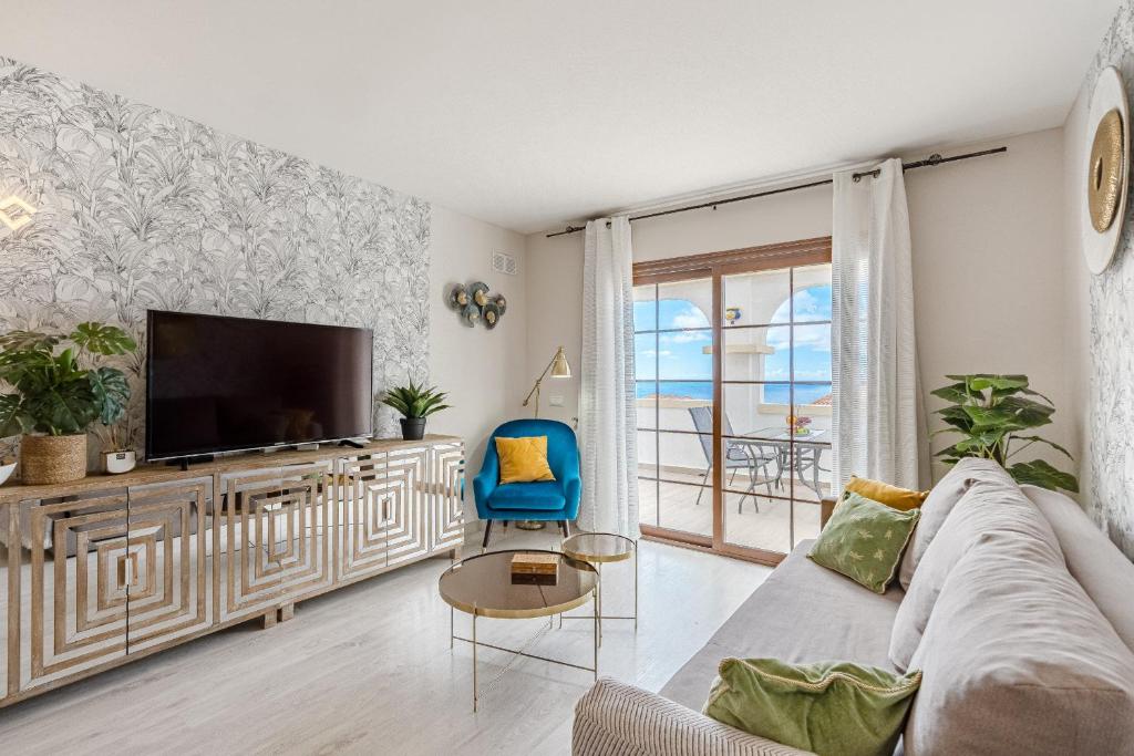 Stylish design w ocean & pool view, King size bed, Wifi,2 Smart Tv, street parking, 2 pools access - 4