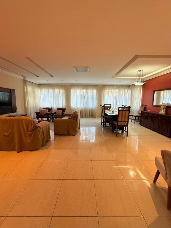 Amplo Apt 4 Quartos a 1 Min da Praia de Copacabana, Rio de Janeiro