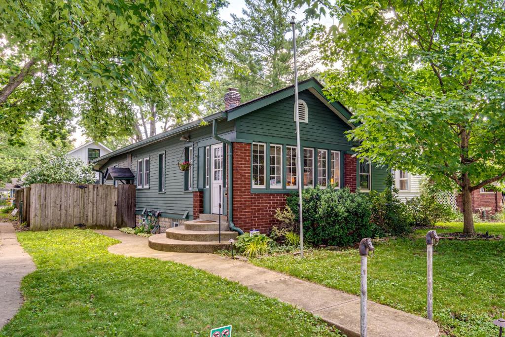 half Mi to Indy Motor Speedway Home with Yard!, Indianapolis