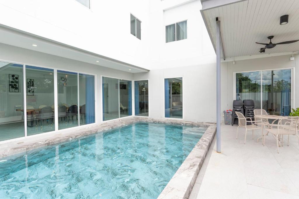 วิลลา 6 ห้องนอน 7 ห้องน้ำส่วนตัว ขนาด 600 ตร.ม. – ท่าศาลา (6BR Pool Villa w/ Pool Table near Pro Golf Courses)