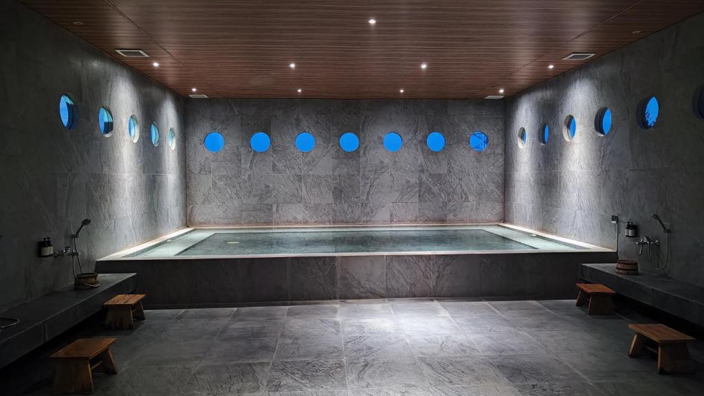 Open air bath