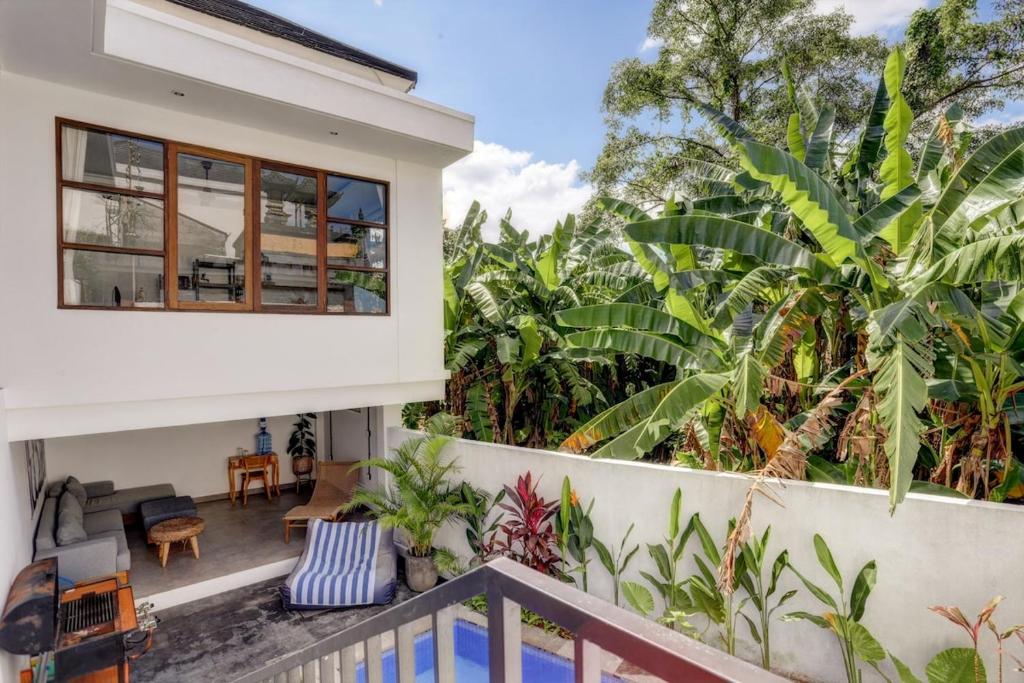 2BR Villa and Pool, central Canggu with lush greenery, Canggu