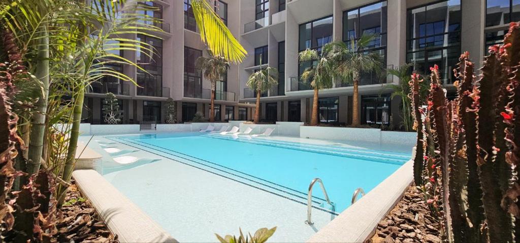 Chic Duplex 1BHK by CzechIn Luxe Stay with Pool Gym, Dubái