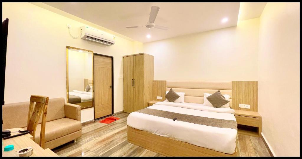 HOTEL P R ! Ujjain, Near Shri Mahakaleshwar Jyotirlinga Temple - Lift & Parking Facilities - Fully Air Conditioned And Spacious Room - Best Hotel In Ujjain, Udždžain